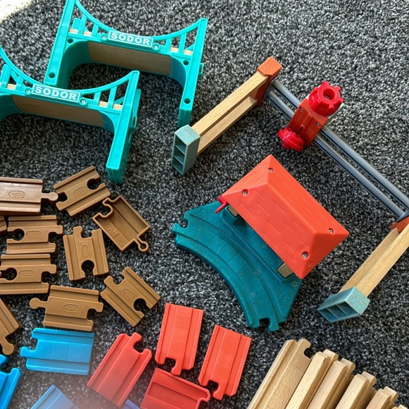 96 piece Thomas & Friends wooden railway track set - Picture 4 of 10